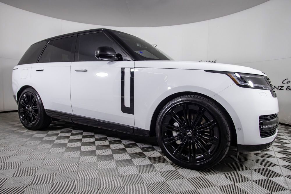 Used 2025 Land Rover Range Rover SE image 3