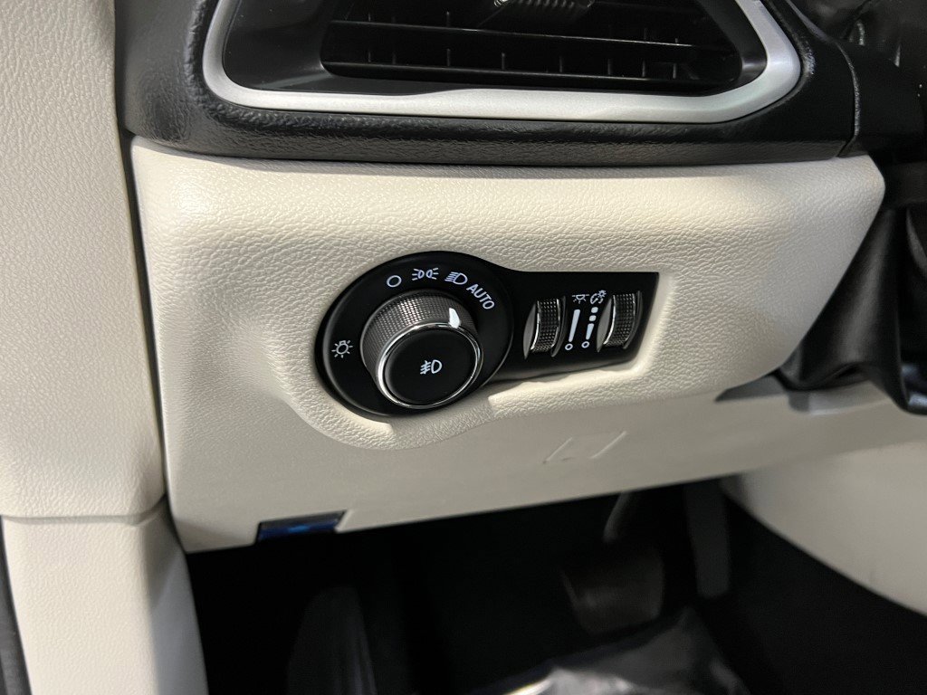 Used 2023 Chrysler Pacifica Touring-L image 33