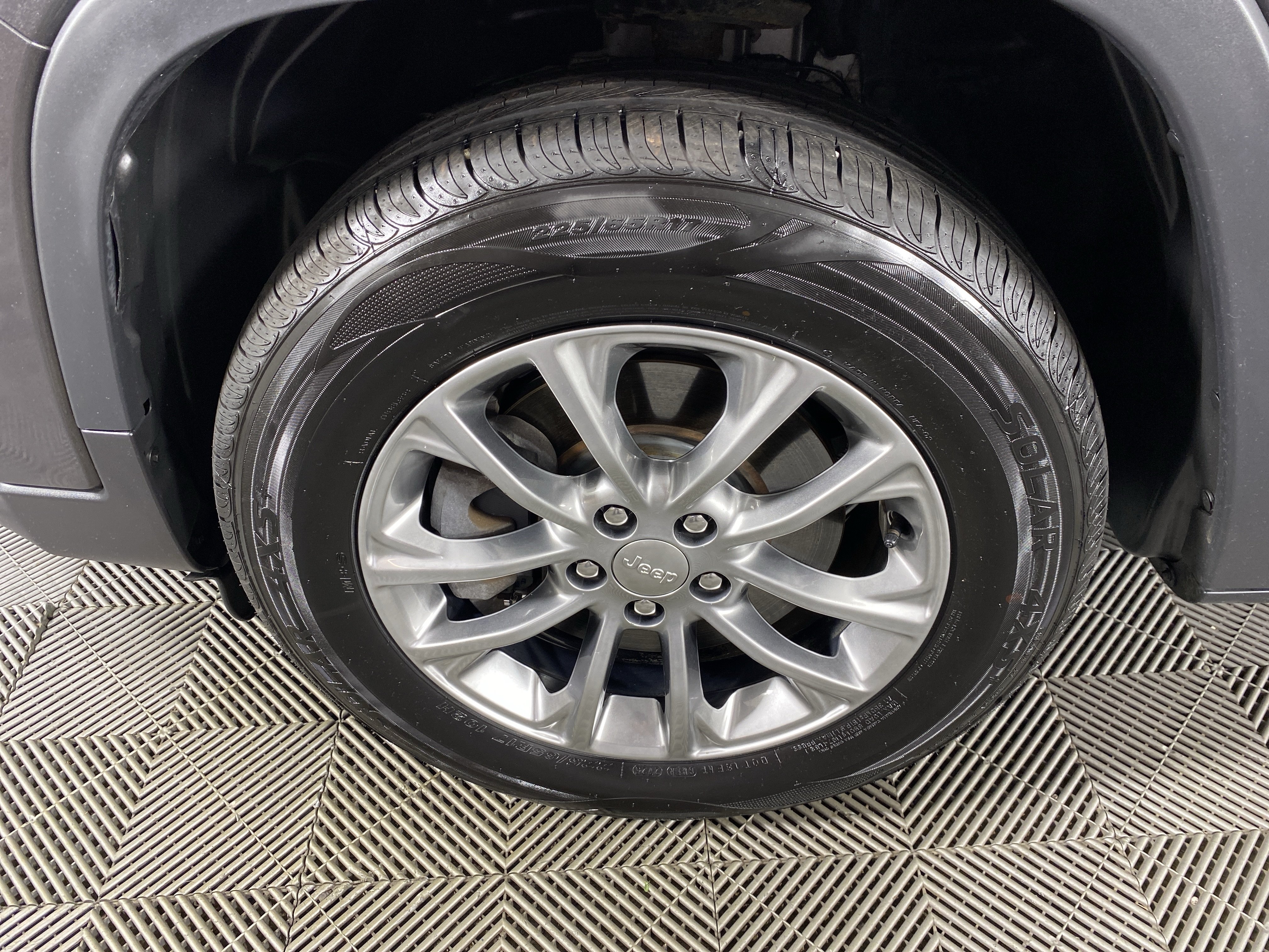 Used 2019 Jeep Cherokee Latitude Plus AWD/4WD image 11