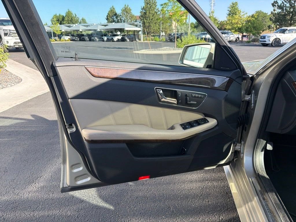 Used 2010 Mercedes-Benz E 550 4MATIC Sedan image 9