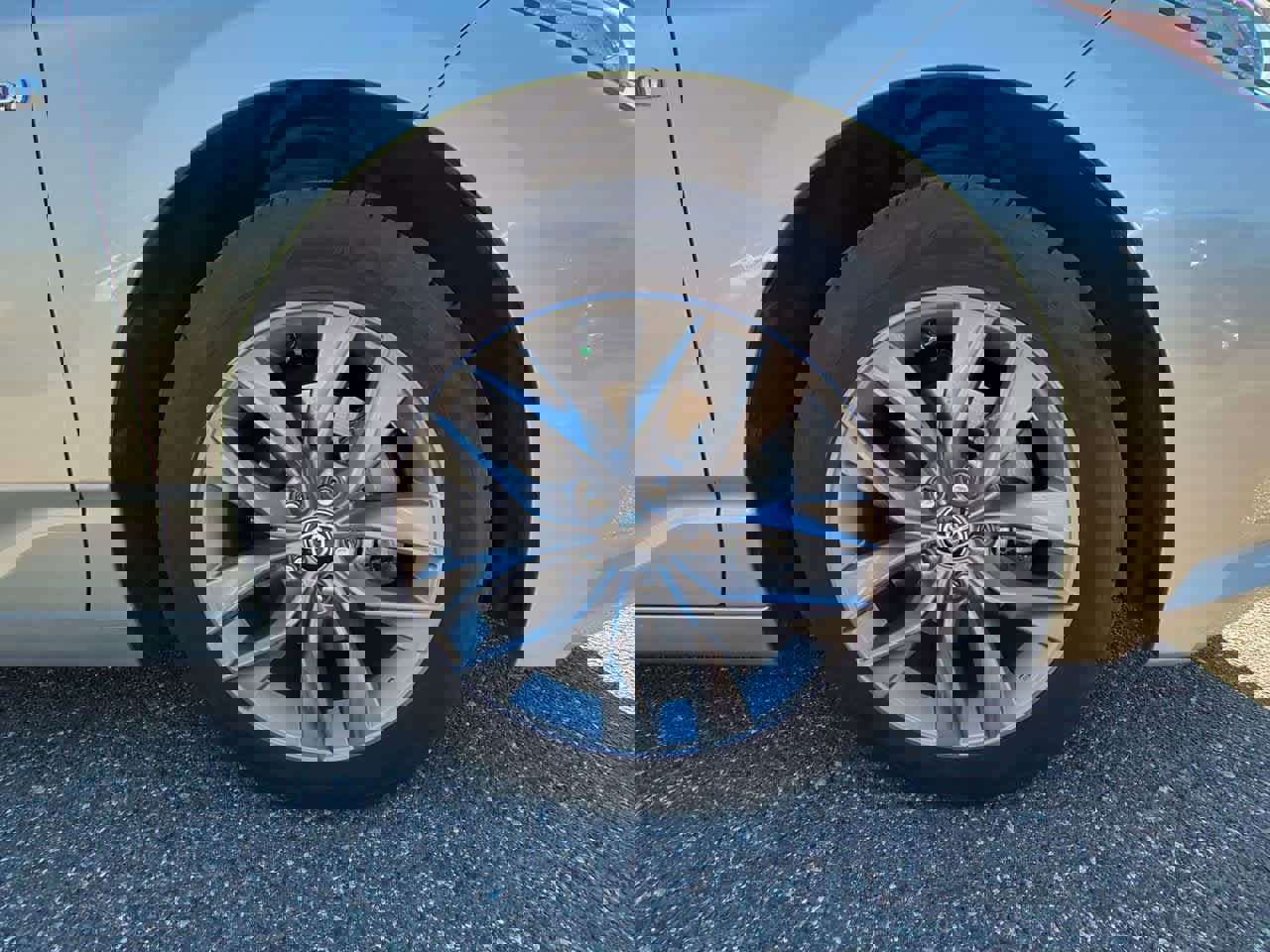 Certified 2021 Toyota Avalon XLE w/ Moonroof Package image 11