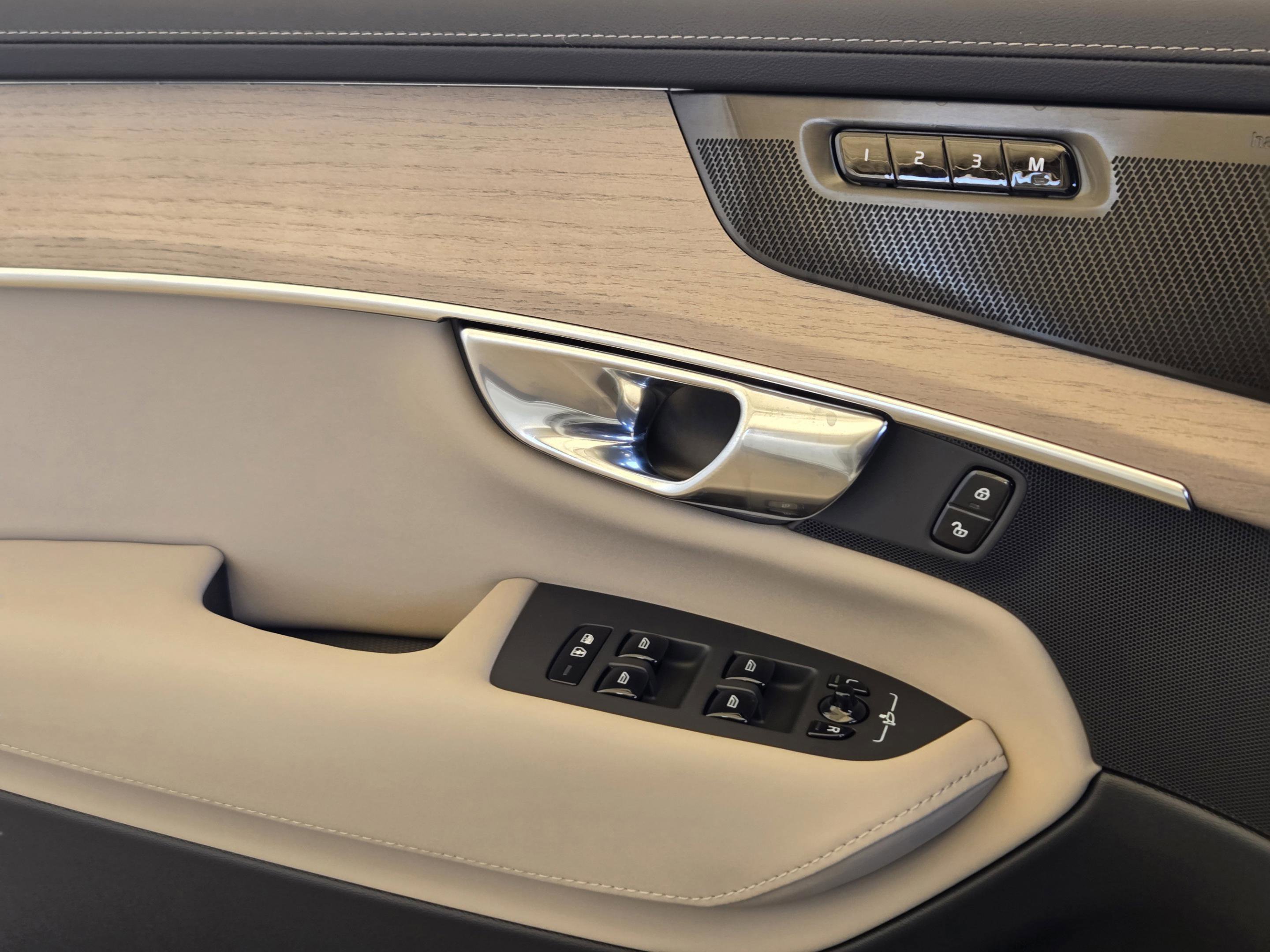 New 2026 Volvo XC90 T8 Plus w/ Protection Package Premier image 26