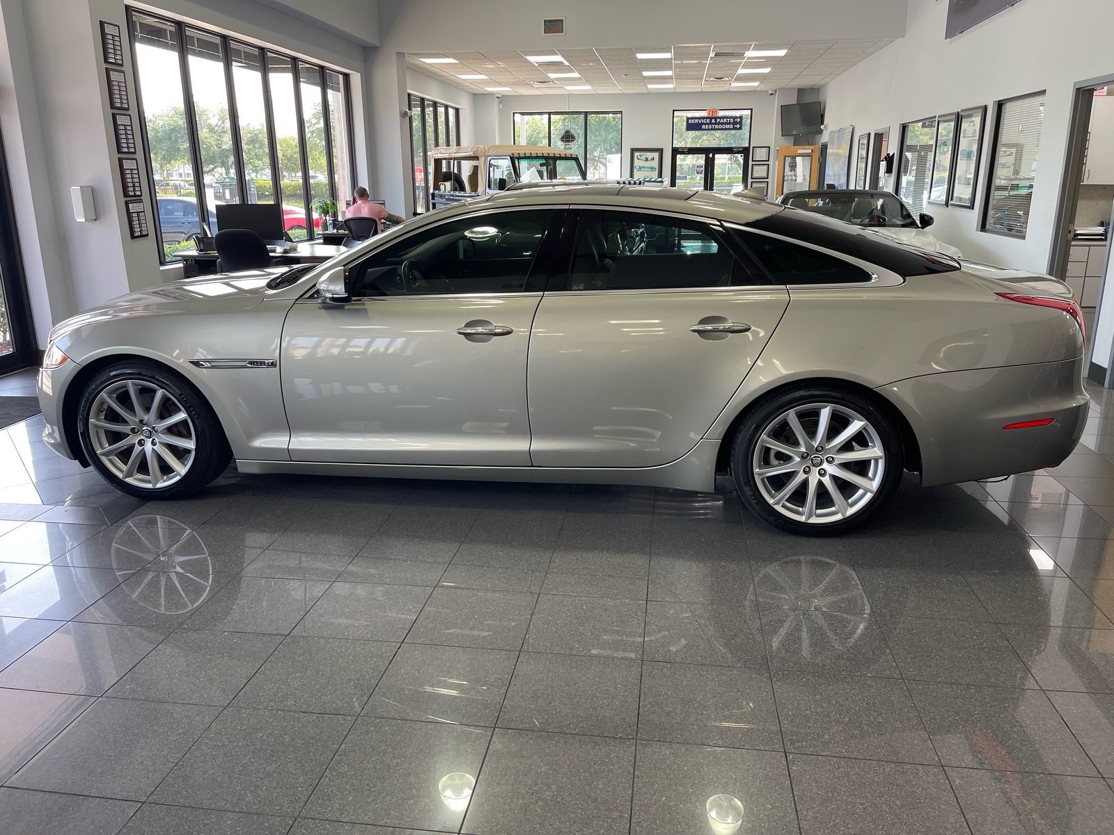 Used 2013 Jaguar XJ RWD image 2