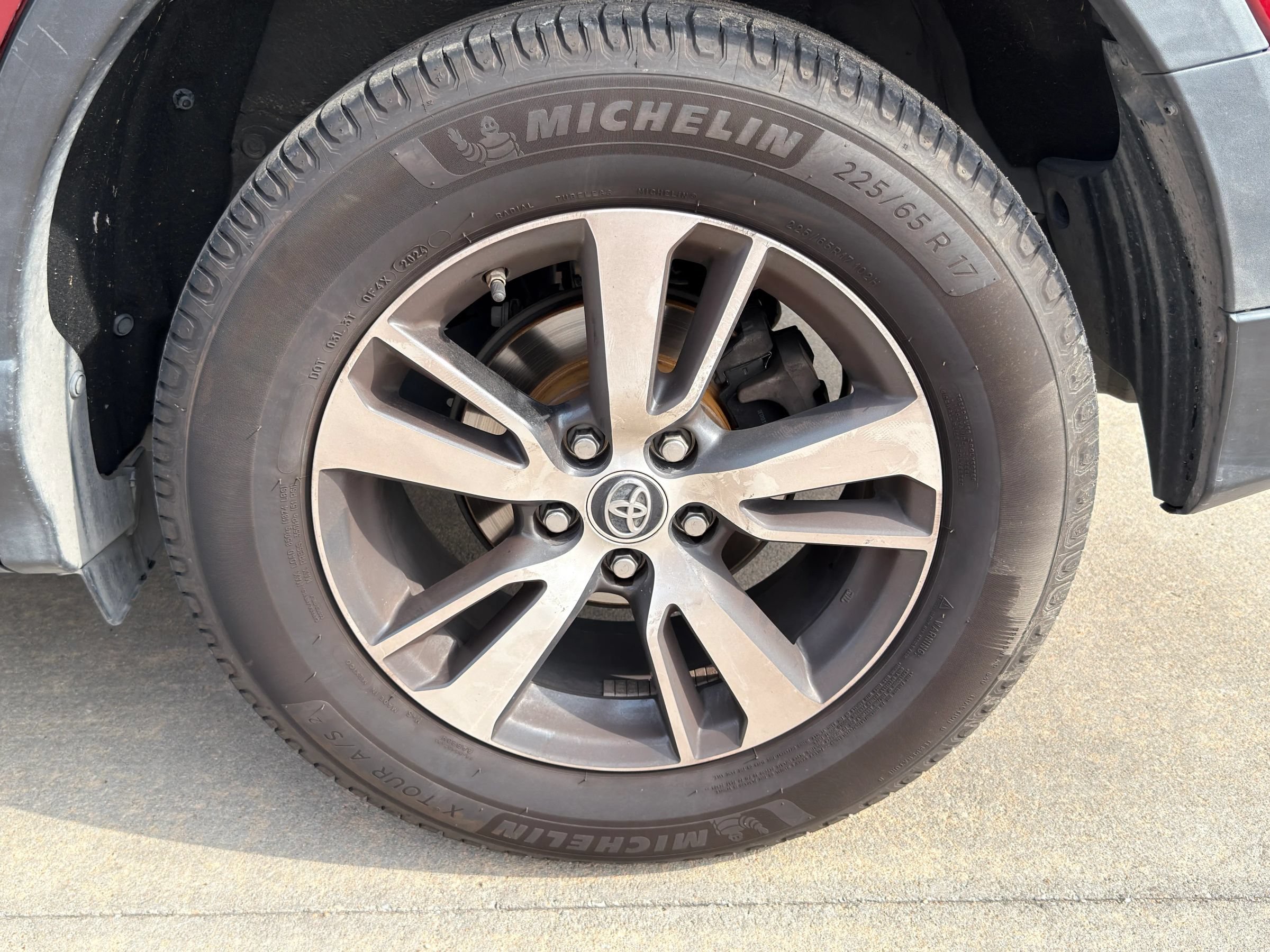 Used 2018 Toyota RAV4 XLE FWD image 30