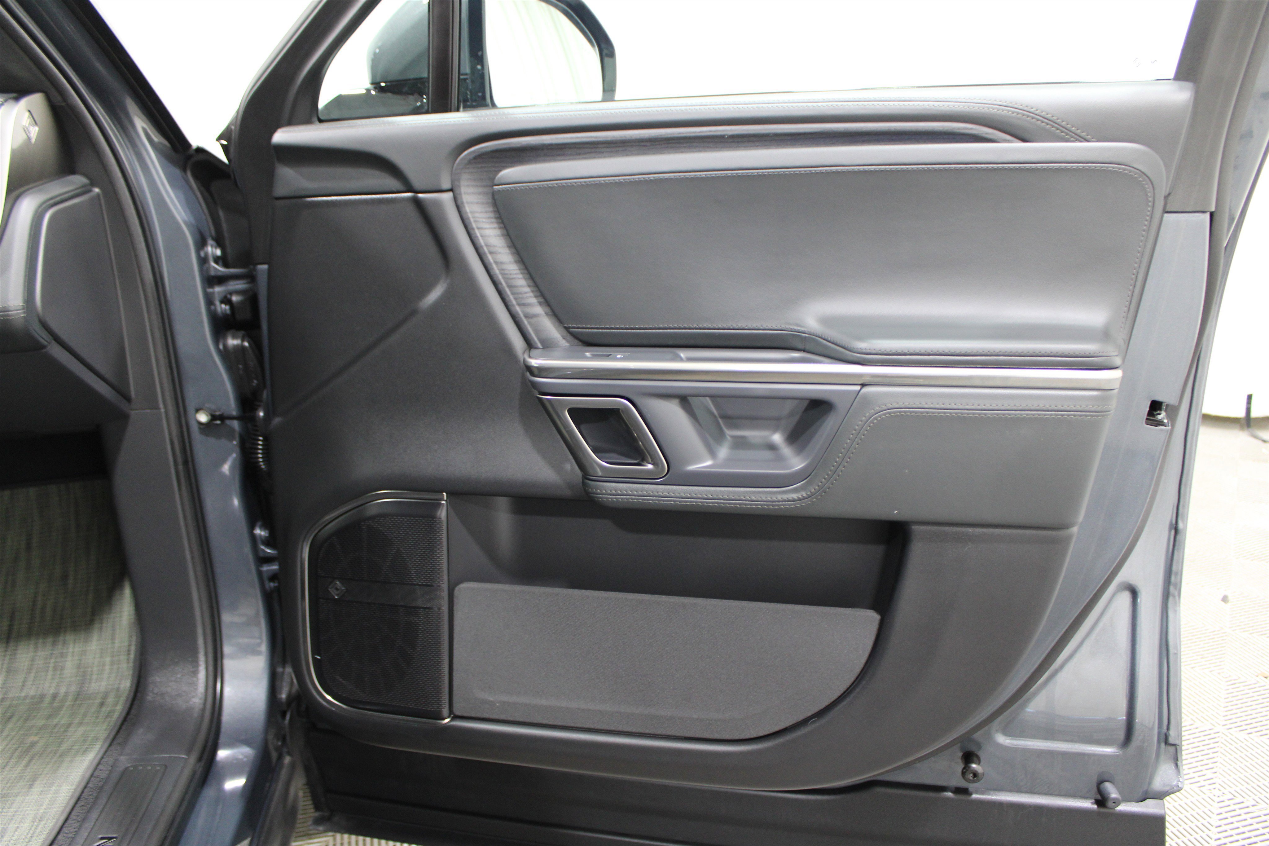 Used 2024 Rivian R1S Adventure image 30