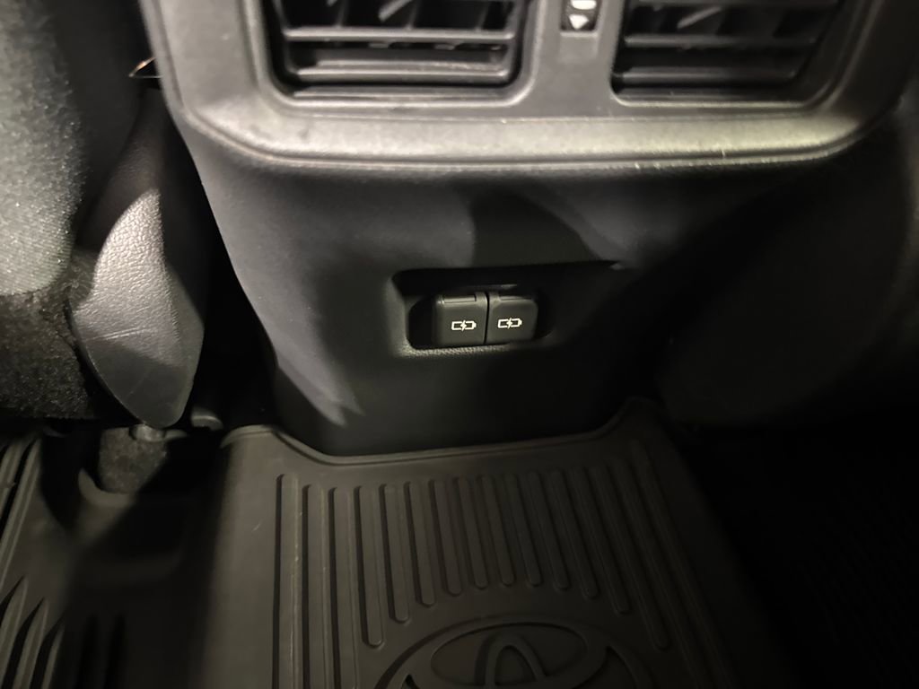 Used 2022 Toyota RAV4 XLE AWD/4WD image 36