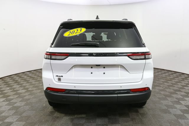 Used 2023 Jeep Grand Cherokee Altitude AWD/4WD image 9