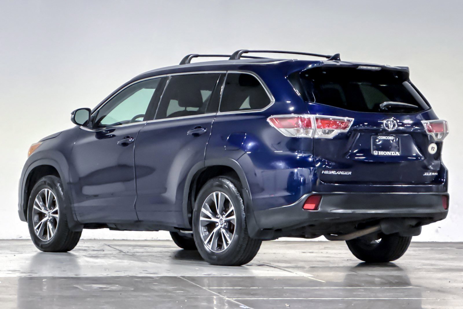 Used 2016 Toyota Highlander XLE AWD/4WD image 3