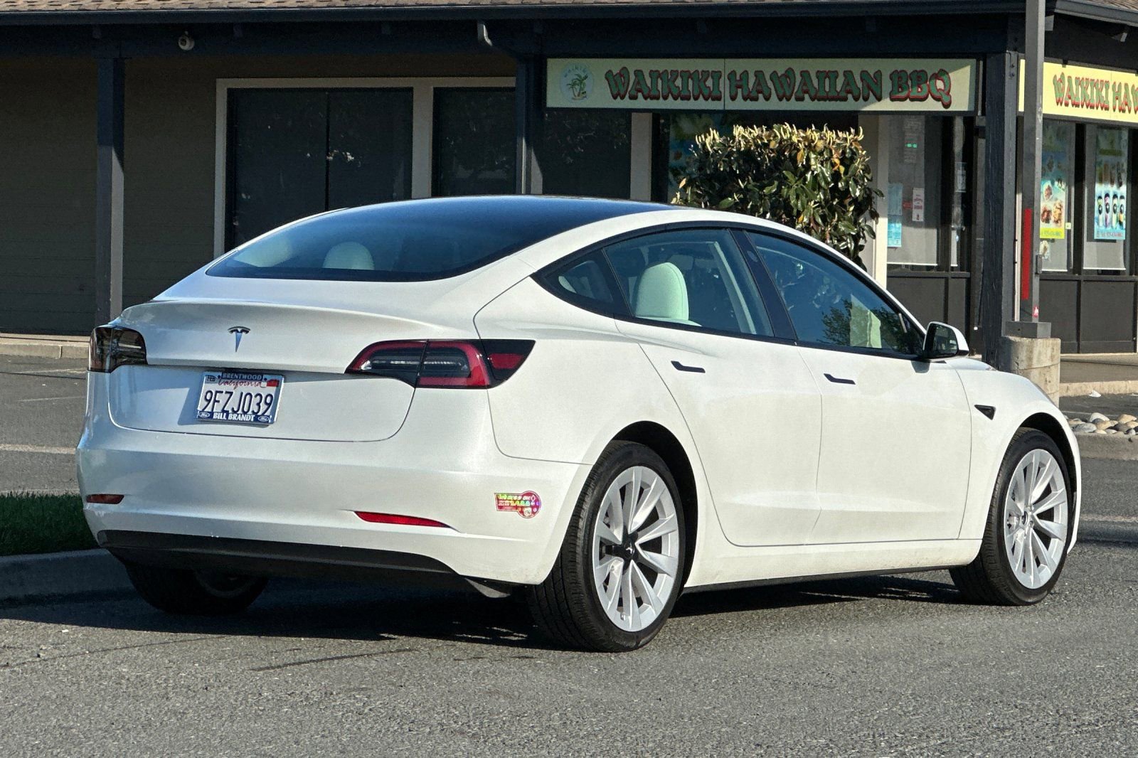 Used 2023 Tesla Model 3 Standard Range image 3