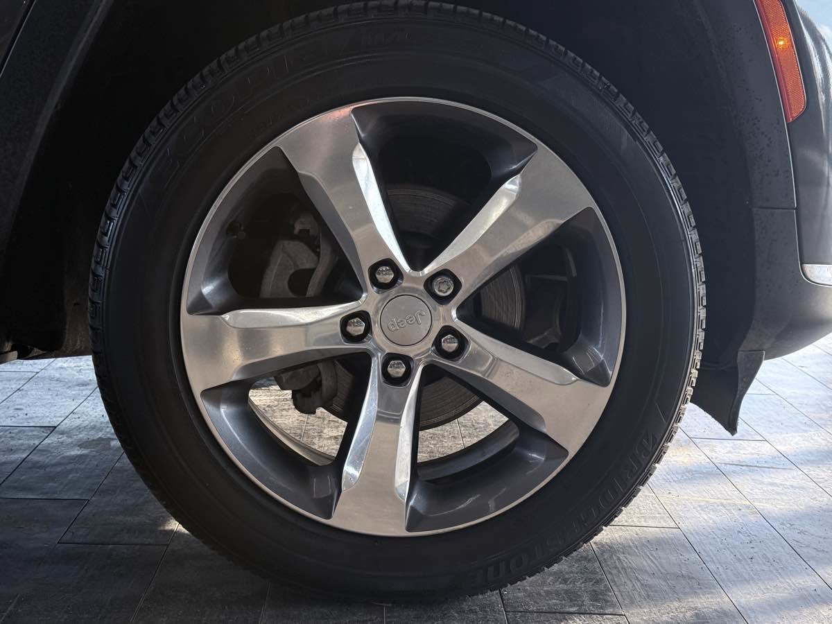 Used 2023 Jeep Grand Cherokee Laredo w/ Luxury Tech Group I image 38