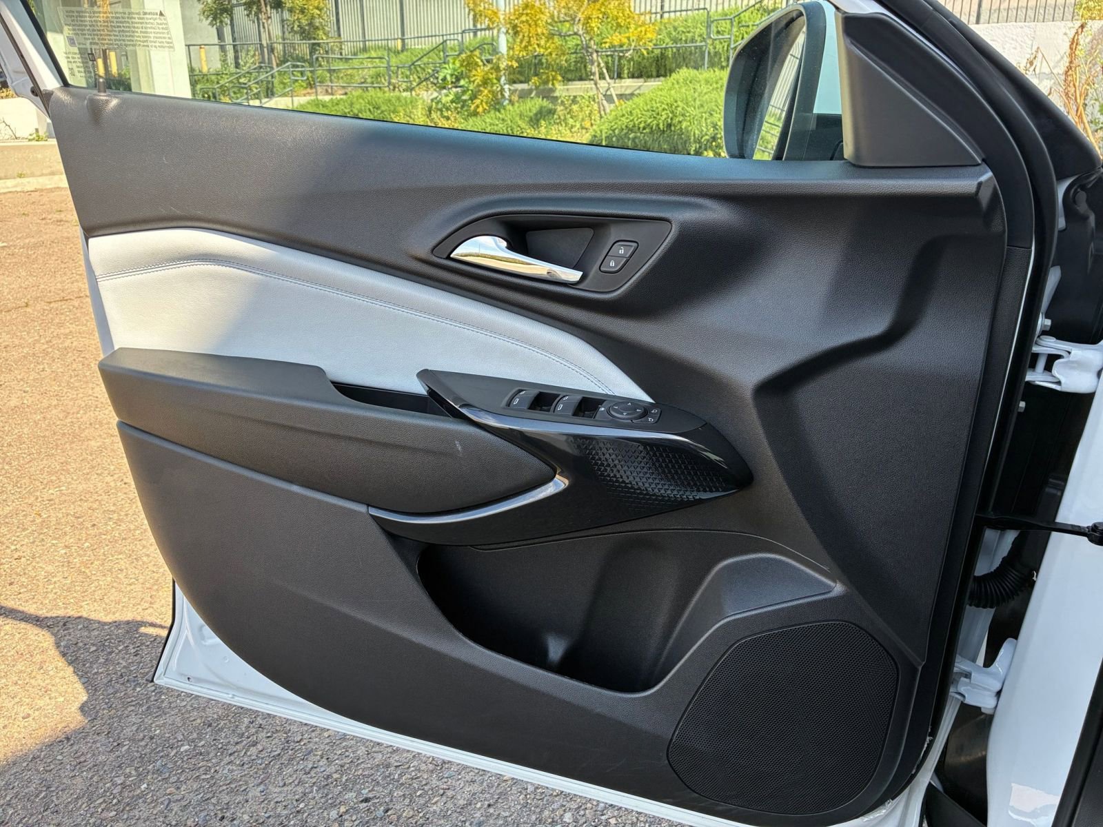 Used 2025 Chevrolet Trax LT w/ LT Convenience Package image 18