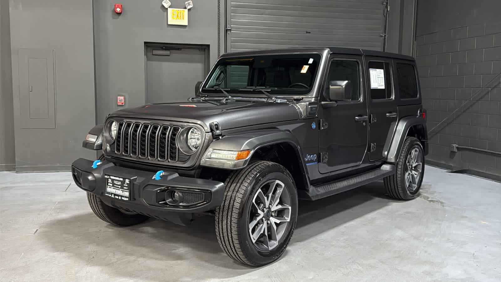 Used 2024 Jeep Wrangler Unlimited w/ Convenience Group AWD/4WD image 3