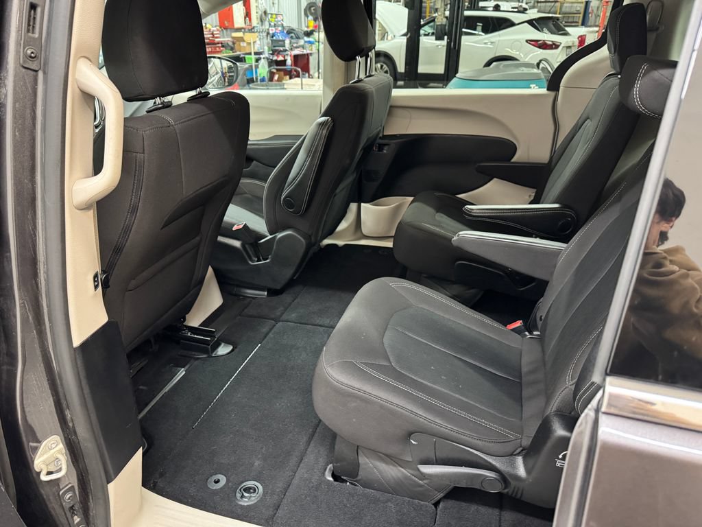 Used 2023 Chrysler Voyager LX FWD image 15
