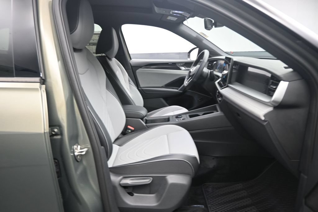 New 2026 Volkswagen Tiguan SE R-Line FWD image 29
