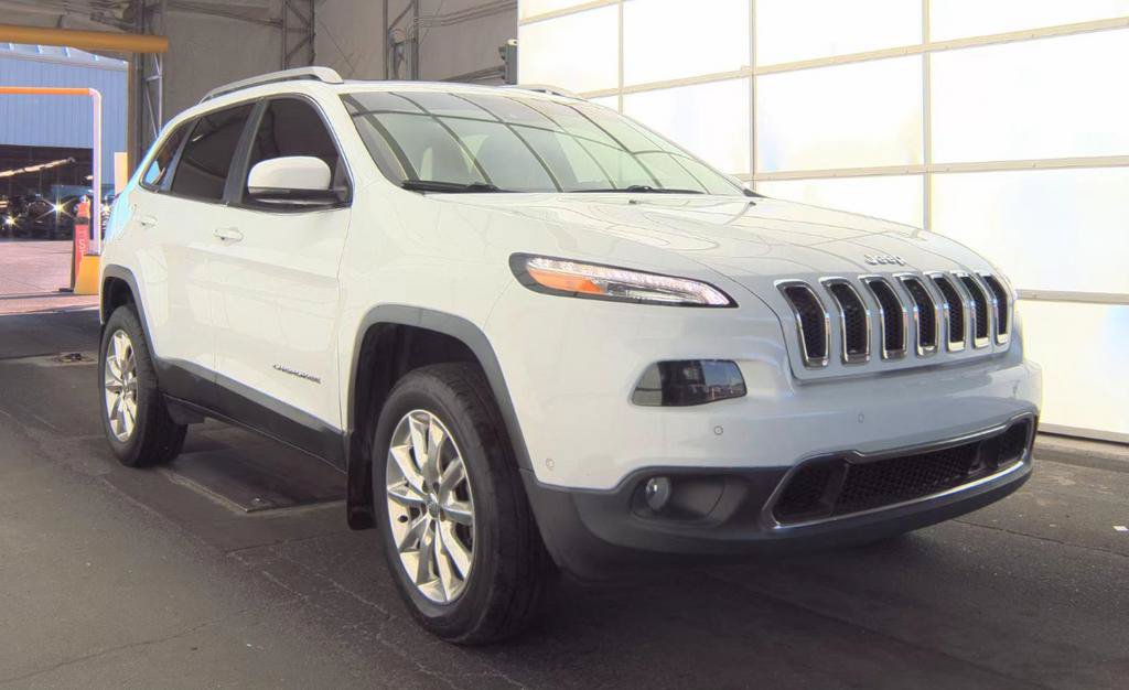 Used 2017 Jeep Cherokee Limited w/ Luxury Group AWD/4WD image 3