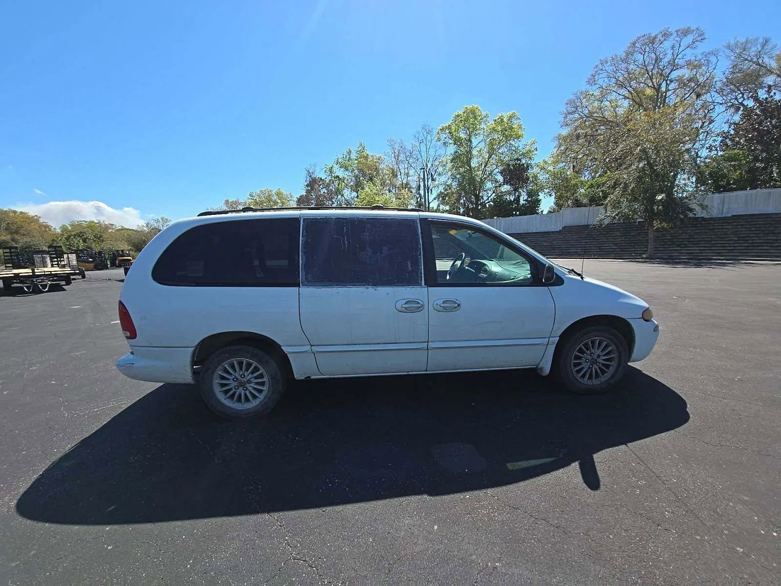 Used 2000 Chrysler Town & Country LX image 4