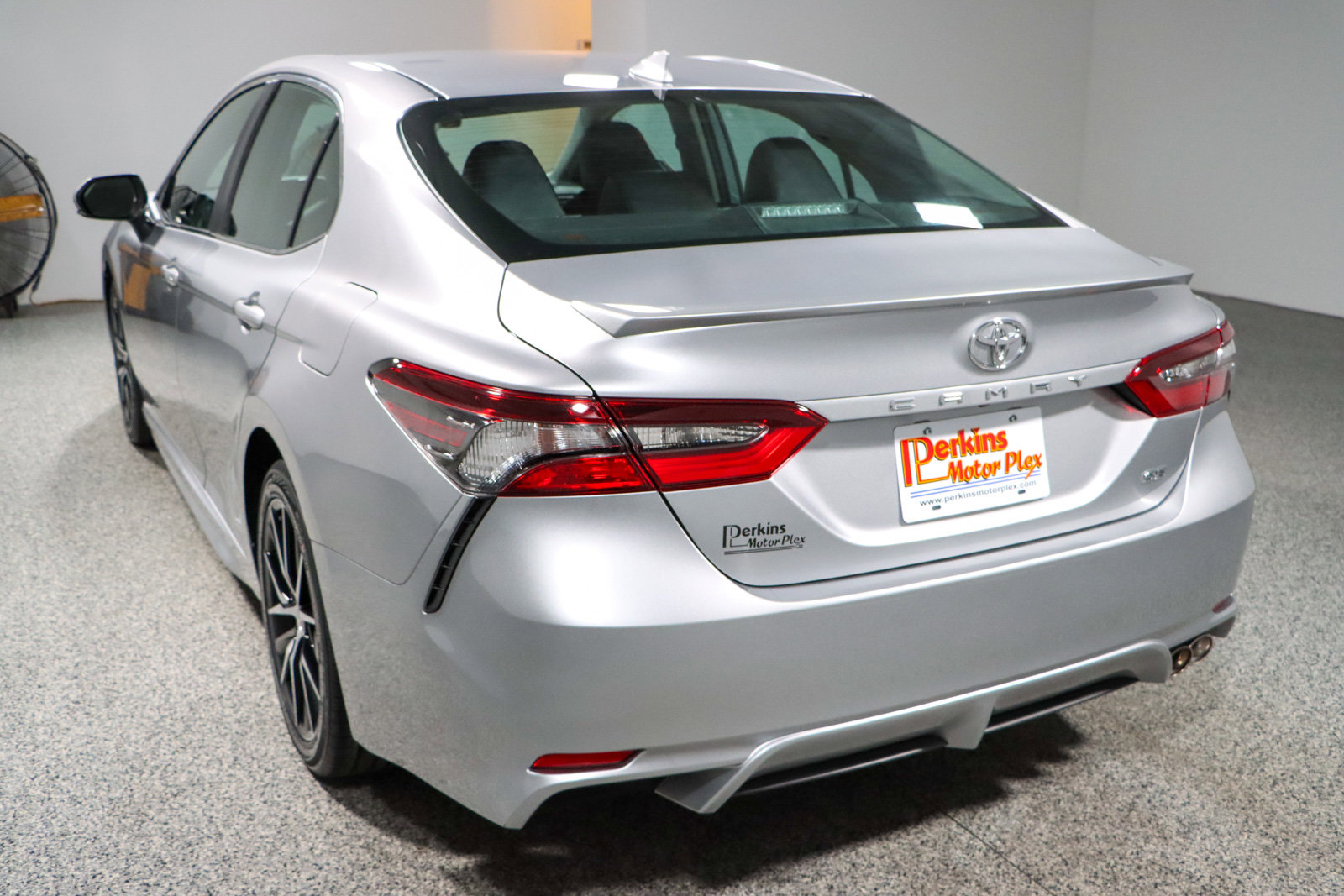 Used 2024 Toyota Camry SE image 9