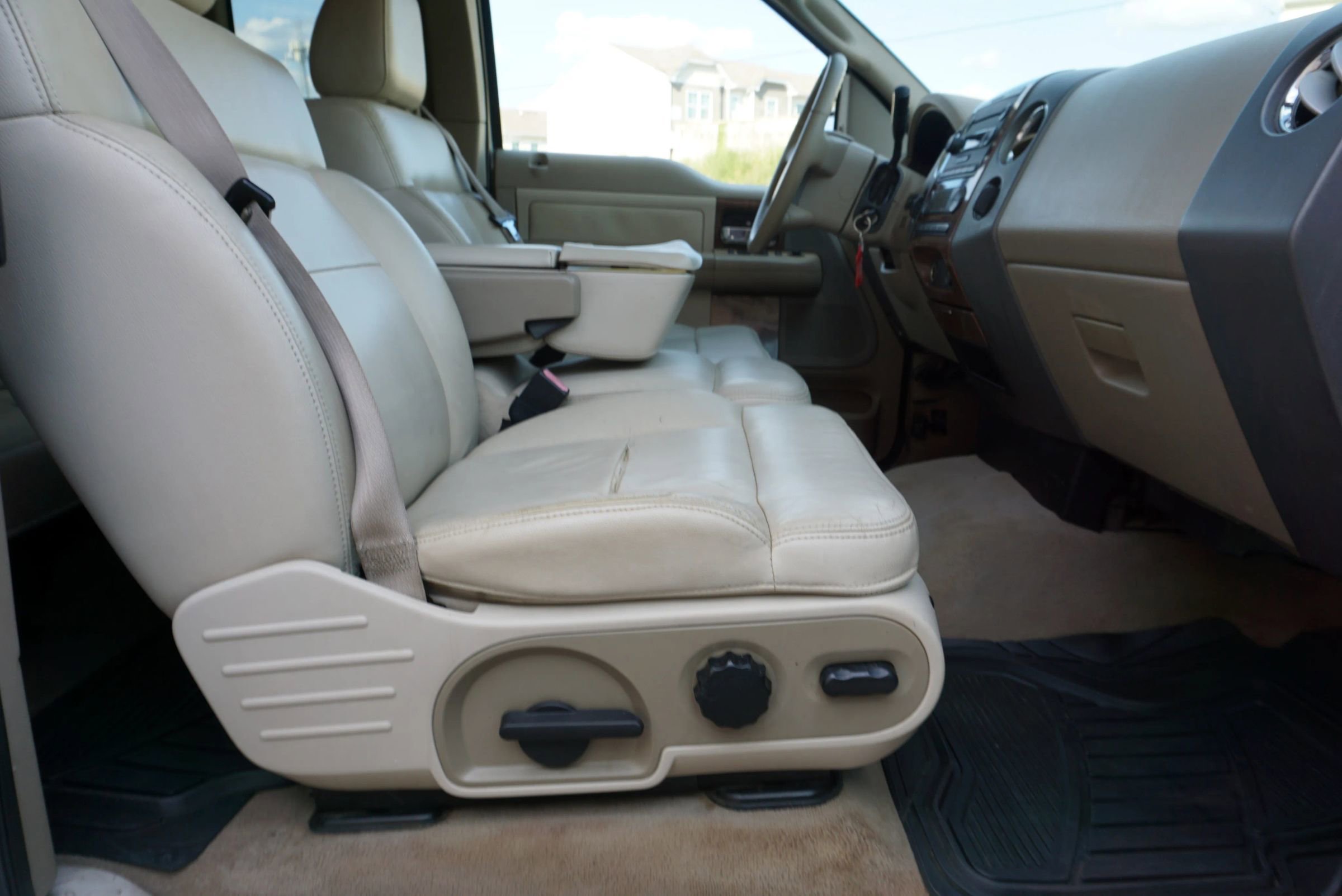 Used 2004 Ford F150 Lariat image 16