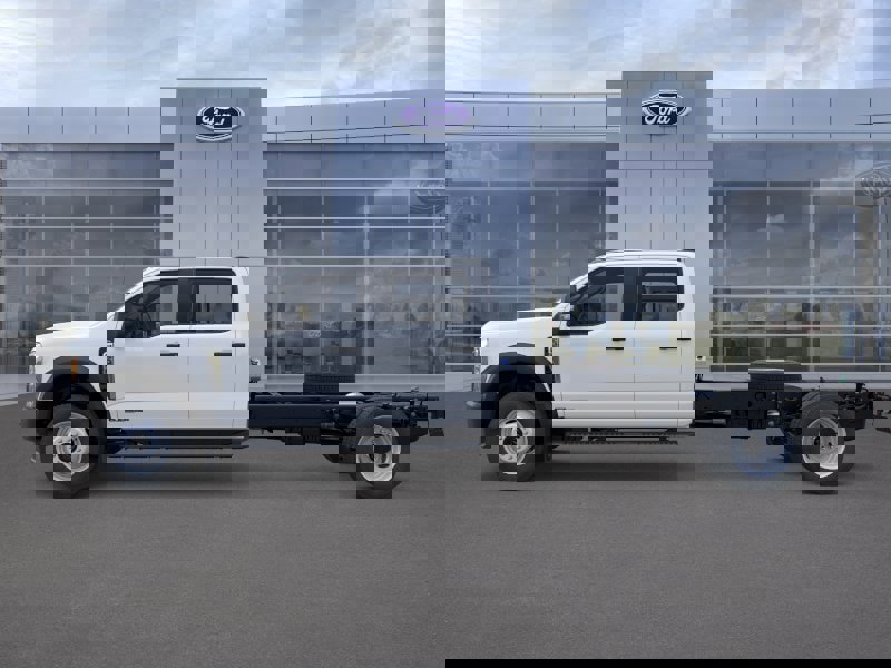 New 2026 Ford F550 4x4 Crew Cab image 3