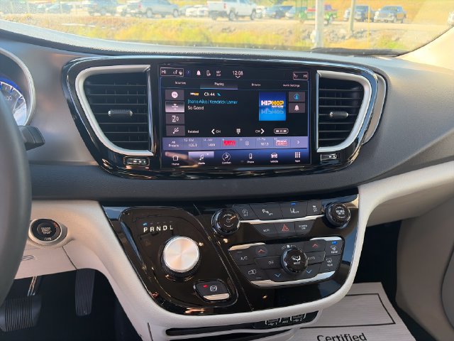 Used 2023 Chrysler Pacifica Touring-L FWD image 17
