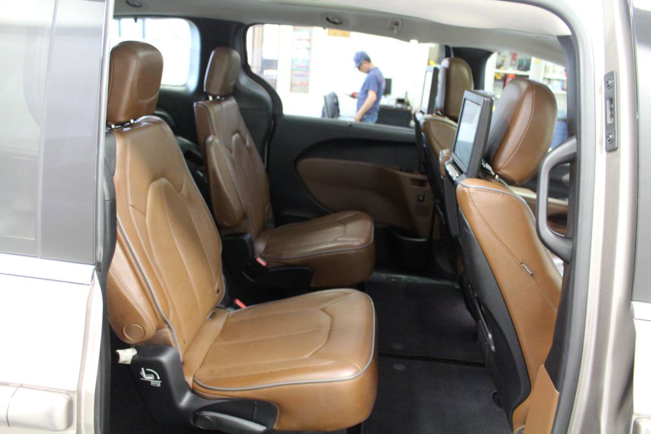 Used 2018 Chrysler Pacifica Limited w/ Tire & Wheel Group FWD image 30