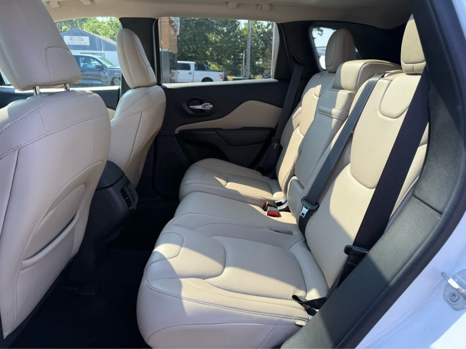 Used 2016 Jeep Cherokee Limited AWD/4WD image 24