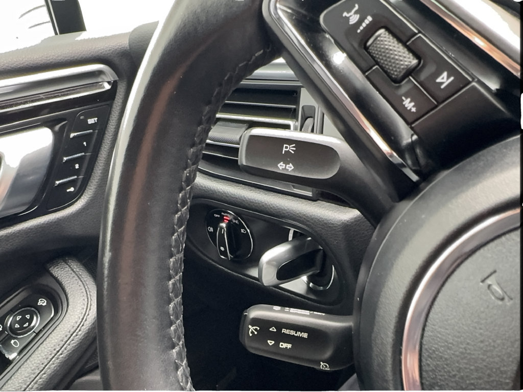 Used 2022 Porsche Macan AWD/4WD image 47