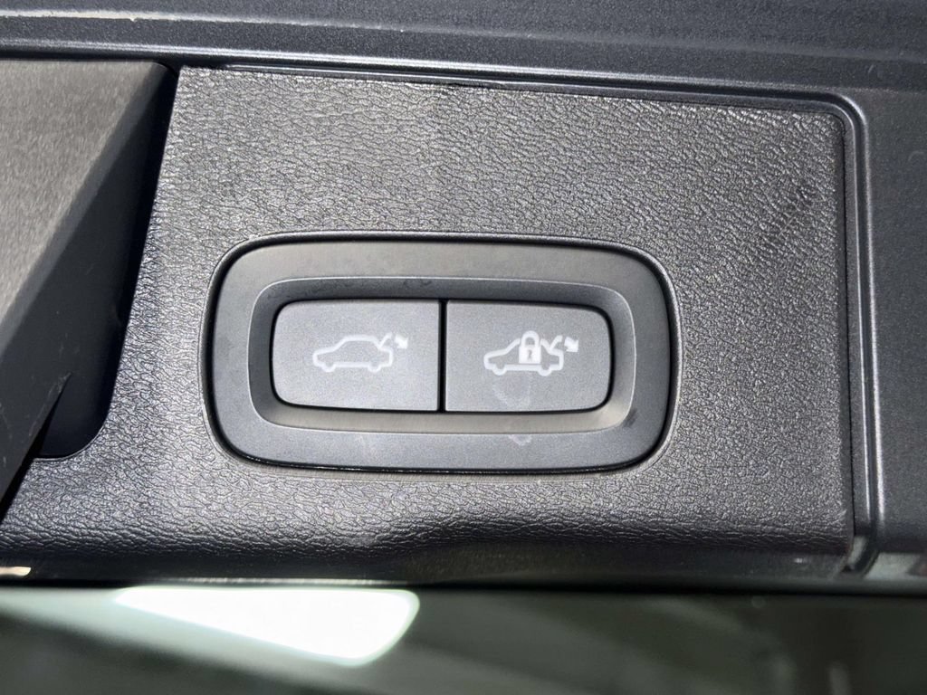 Used 2024 Volvo XC60 T8 Ultimate w/ Climate Package AWD/4WD image 18