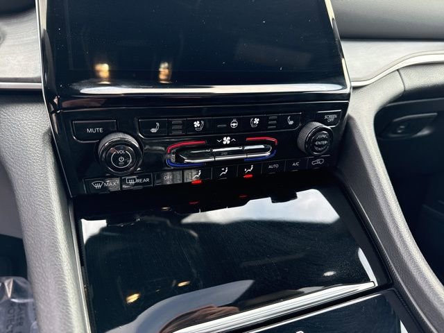 Used 2024 Jeep Grand Cherokee Limited w/ Luxury Tech Group II image 33