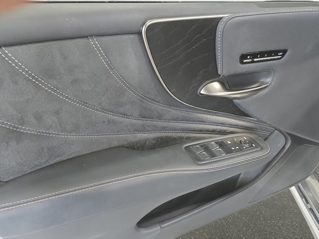 Used 2023 Lexus LS 500 w/ Accessory Package (Z2) RWD image 27