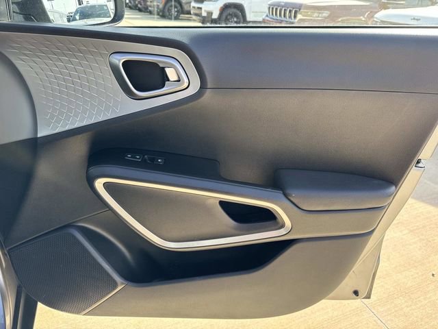 Used 2023 Kia Soul LX w/ Option Group 015 image 17