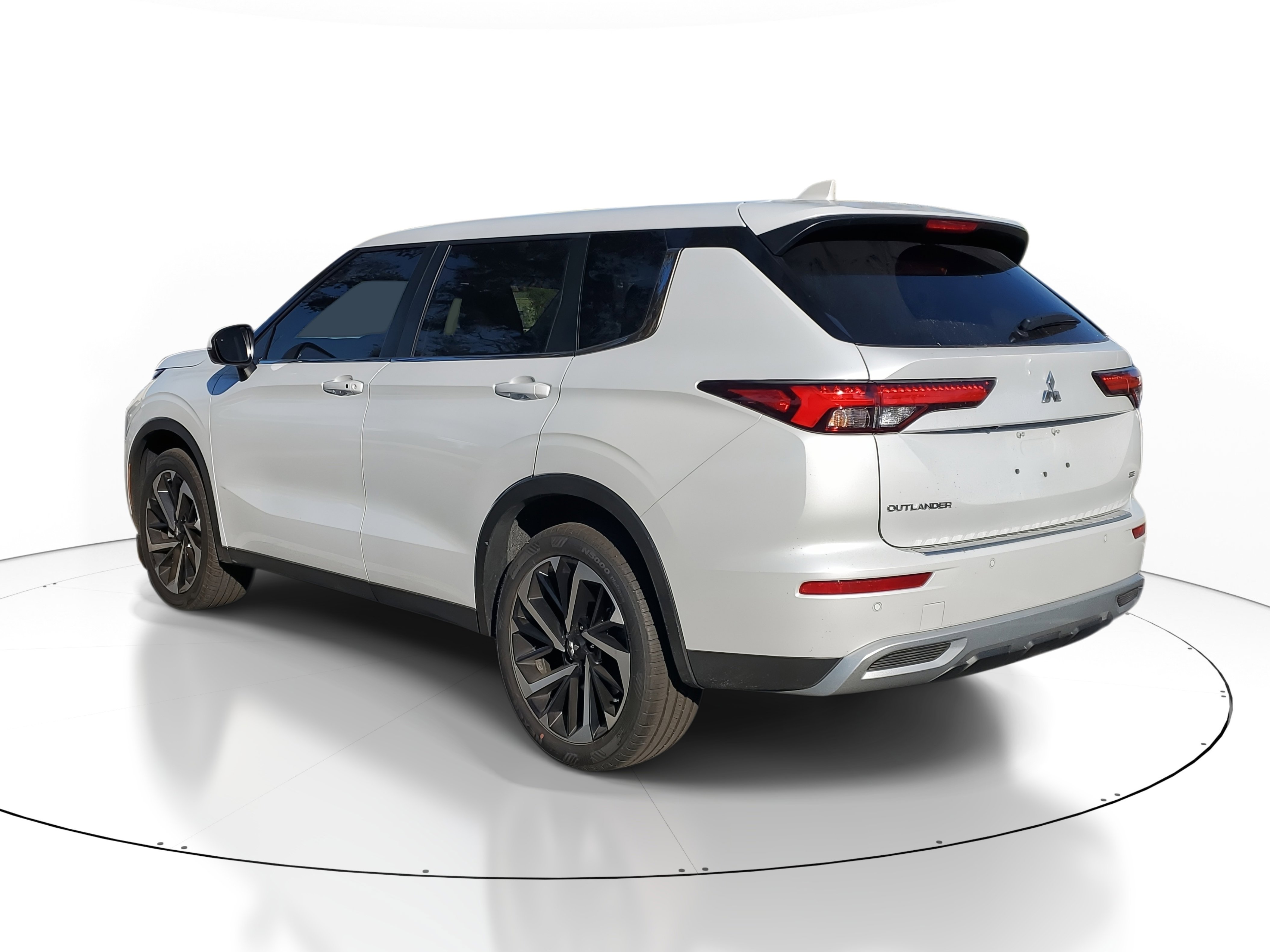 Used 2024 Mitsubishi Outlander SE image 3