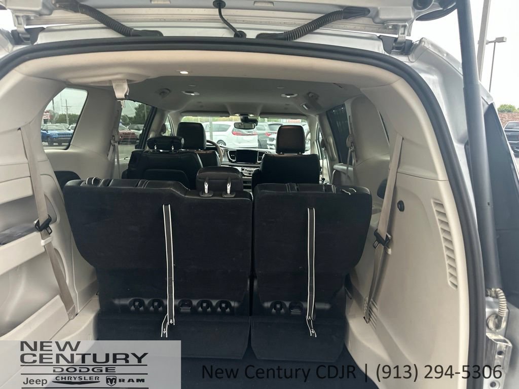 Used 2024 Chrysler Pacifica Touring-L FWD image 8