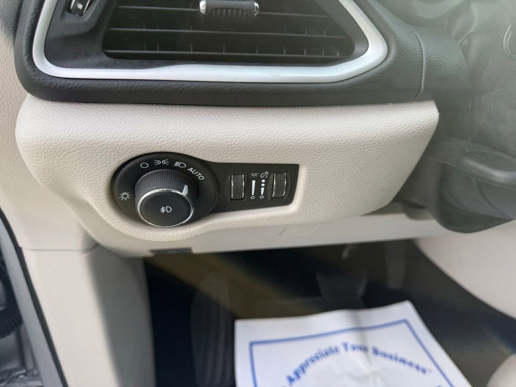 Used 2024 Chrysler Pacifica Touring-L image 20