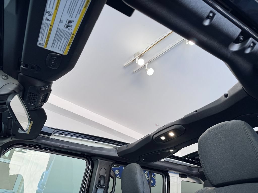 Used 2025 Jeep Wrangler Unlimited Sport AWD/4WD image 26