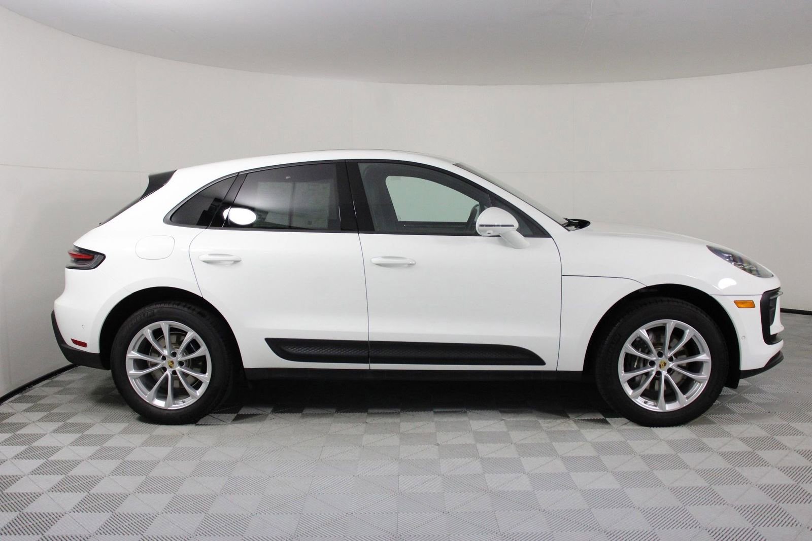 Certified 2025 Porsche Macan image 8