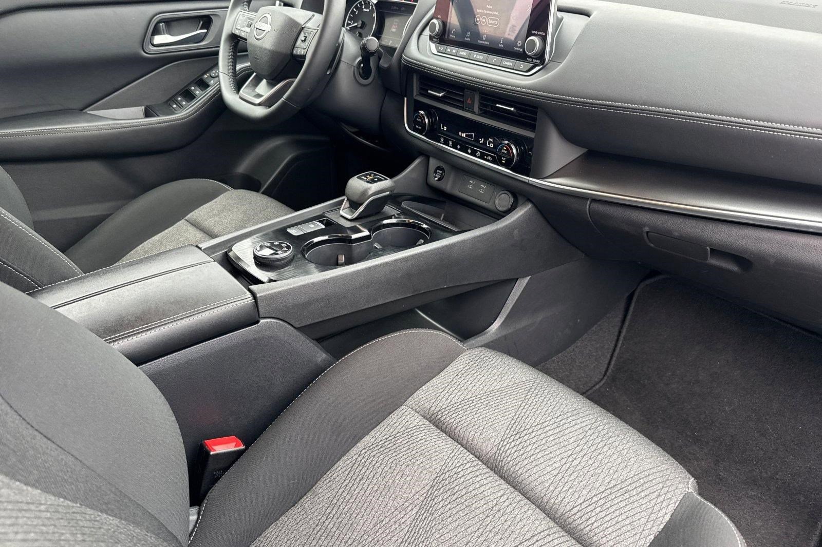 Used 2025 Nissan Rogue SV AWD/4WD image 31