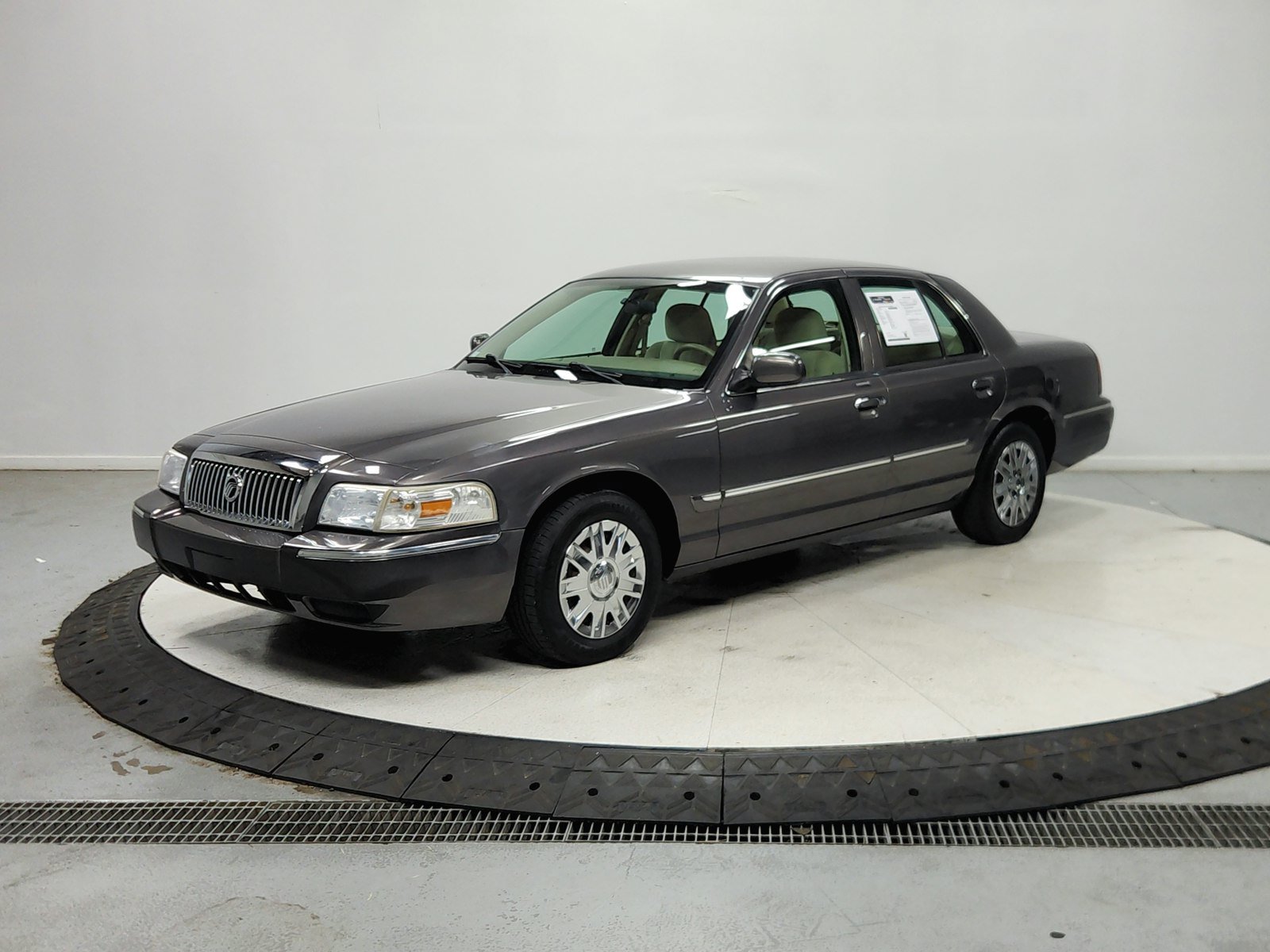 Used 2007 Mercury Grand Marquis GS RWD image 3