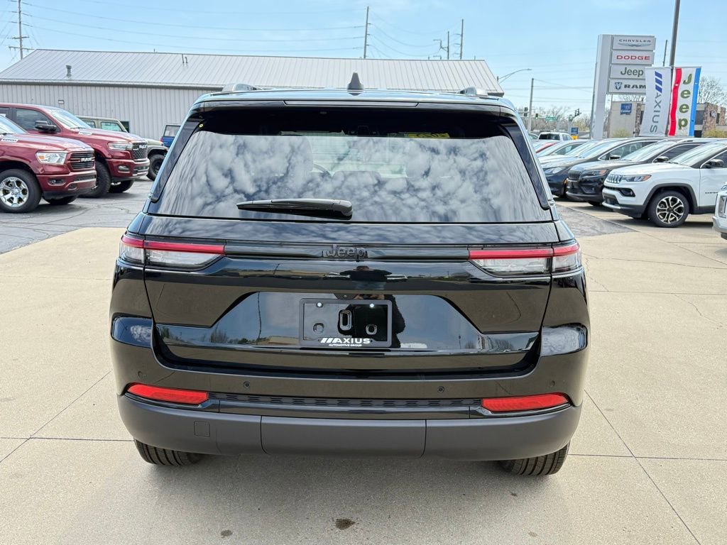 Used 2025 Jeep Grand Cherokee Altitude image 6