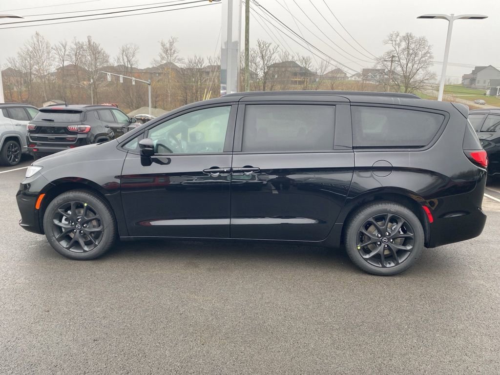 New 2026 Chrysler Pacifica Limited w/ S Appearance Package AWD/4WD image 6