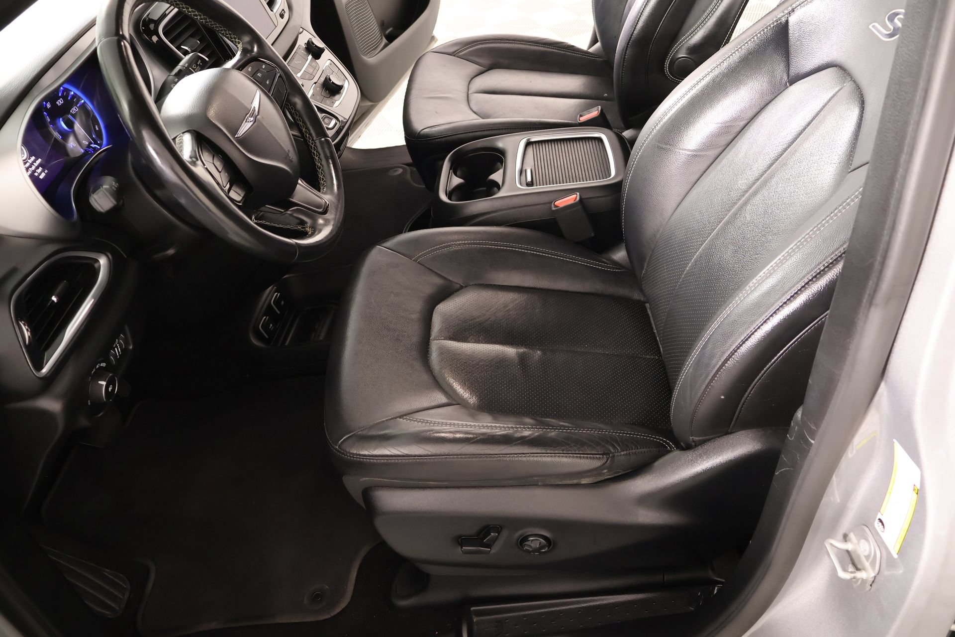 Used 2018 Chrysler Pacifica Touring-L Plus w/ S Appearance Package FWD image 12