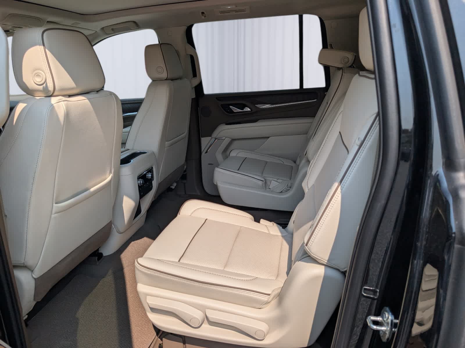 Used 2023 GMC Yukon XL Denali AWD/4WD image 16