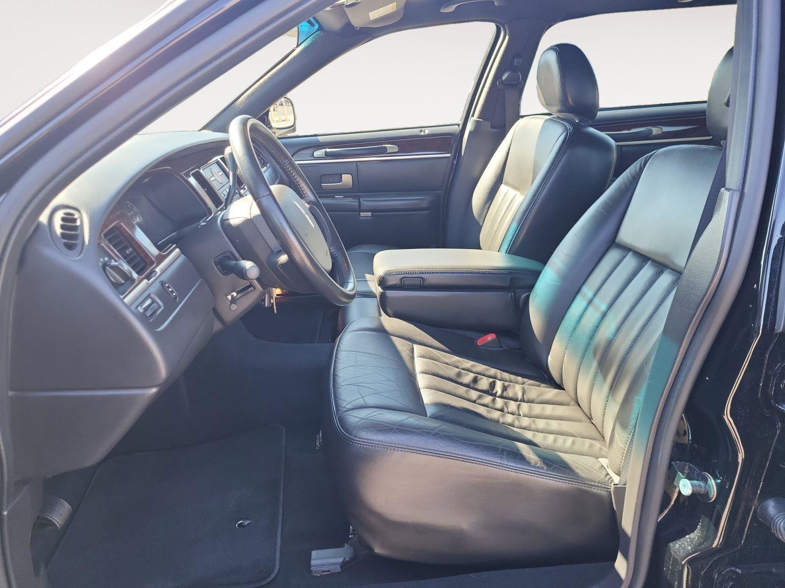 Used 2006 Lincoln Town Car Executive image 10