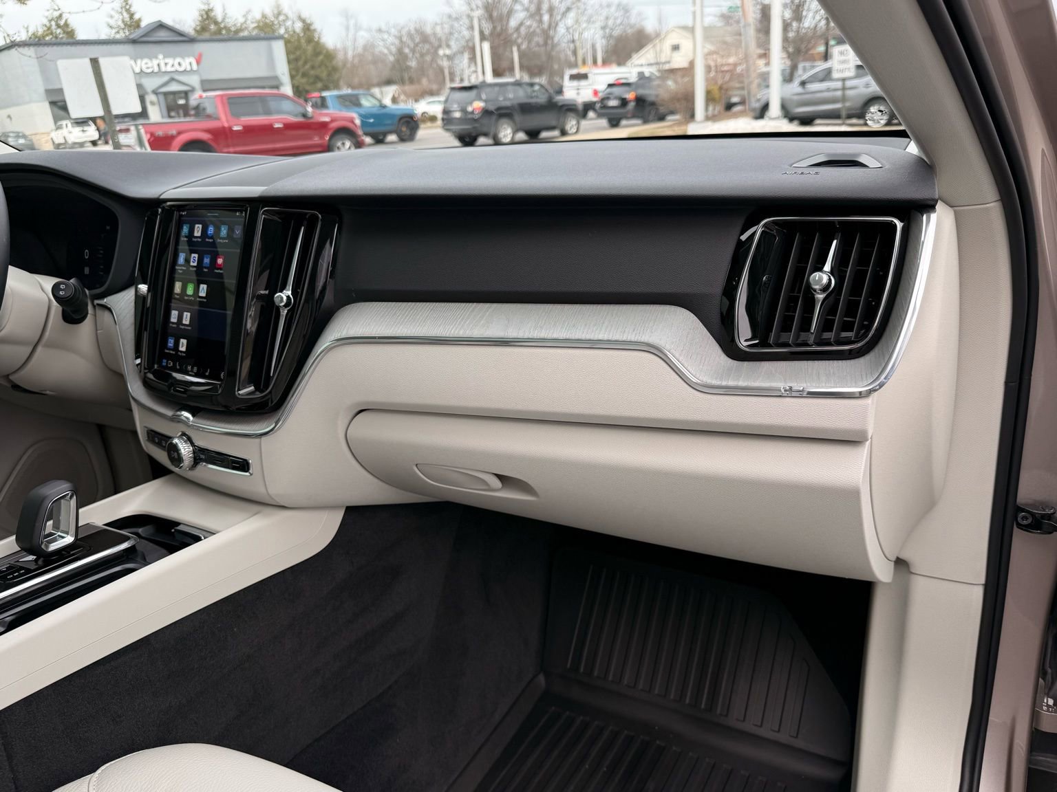 Used 2025 Volvo XC60 T8 Plus w/ Protection Package Premier image 24