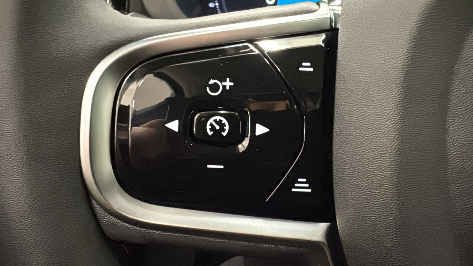 New 2027 Volvo XC60 T8 Plus AWD/4WD image 13