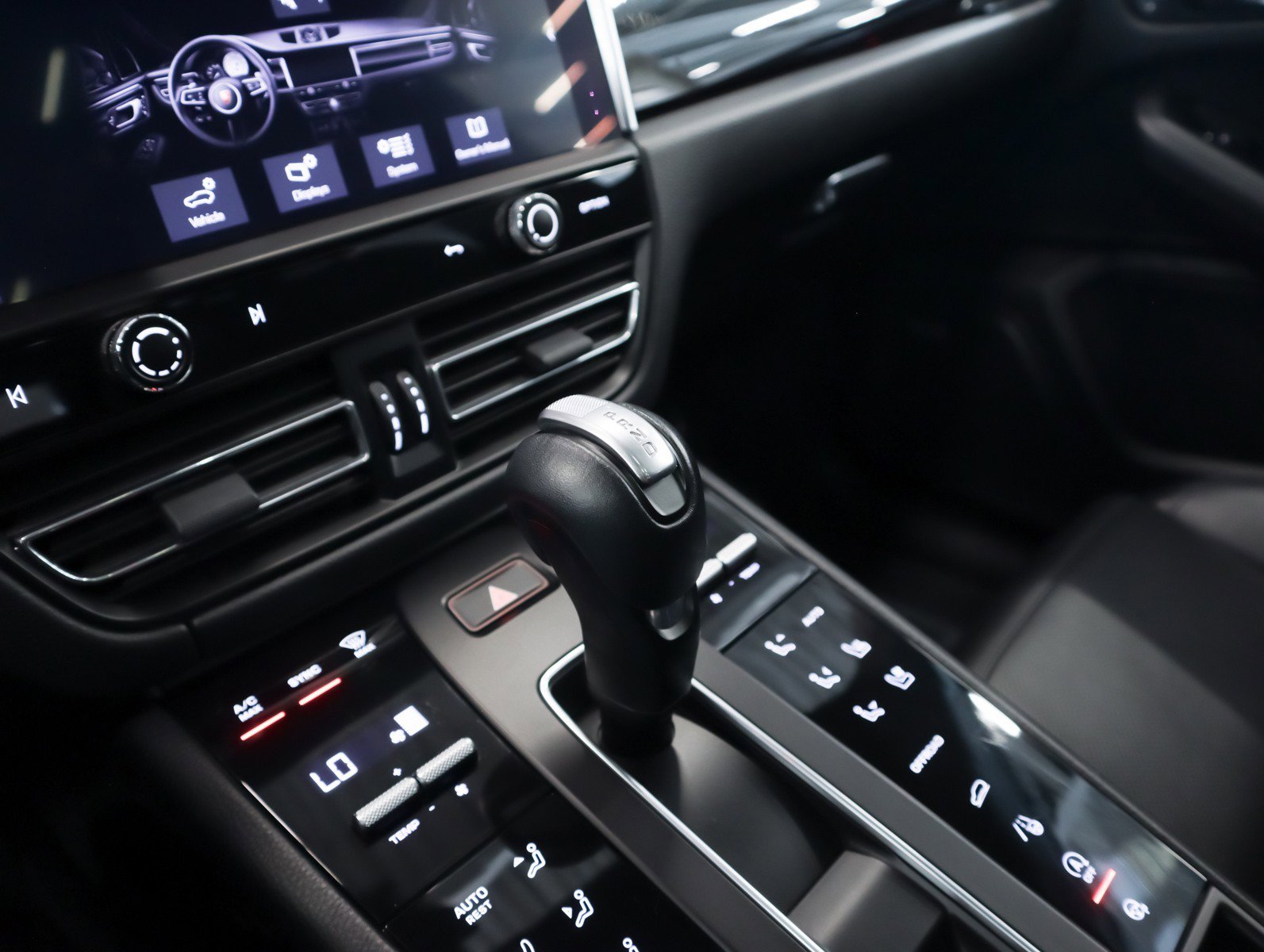 Certified 2022 Porsche Macan AWD/4WD image 15