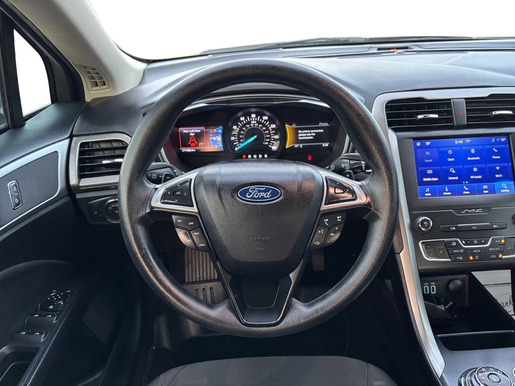 Used 2020 Ford Fusion SE image 18