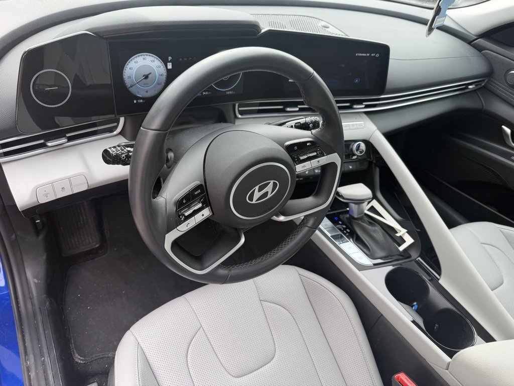 Used 2025 Hyundai Elantra Limited image 6