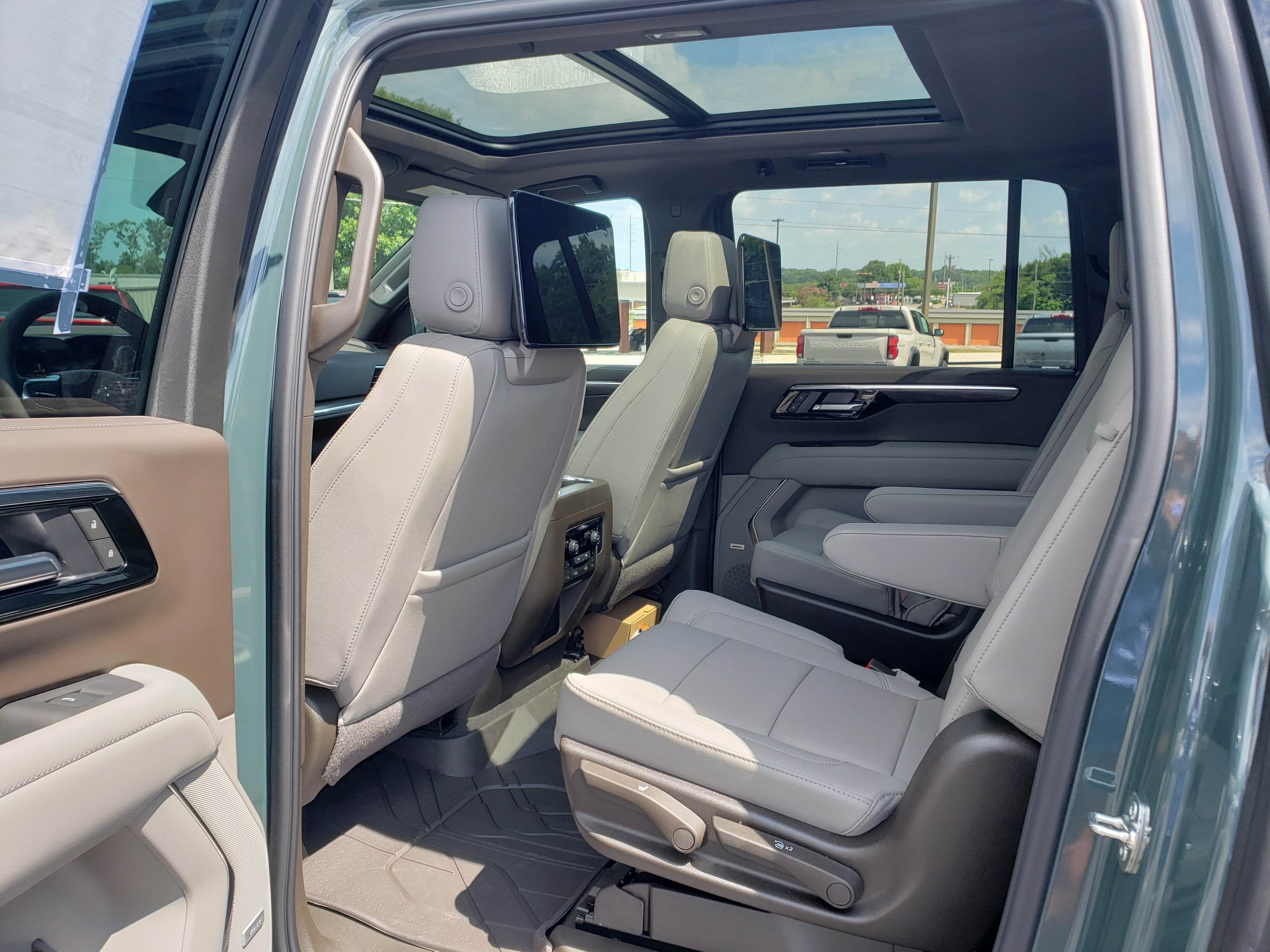 New 2026 Chevrolet Suburban Z71 w/ Z71 Off-Road Package AWD/4WD image 31