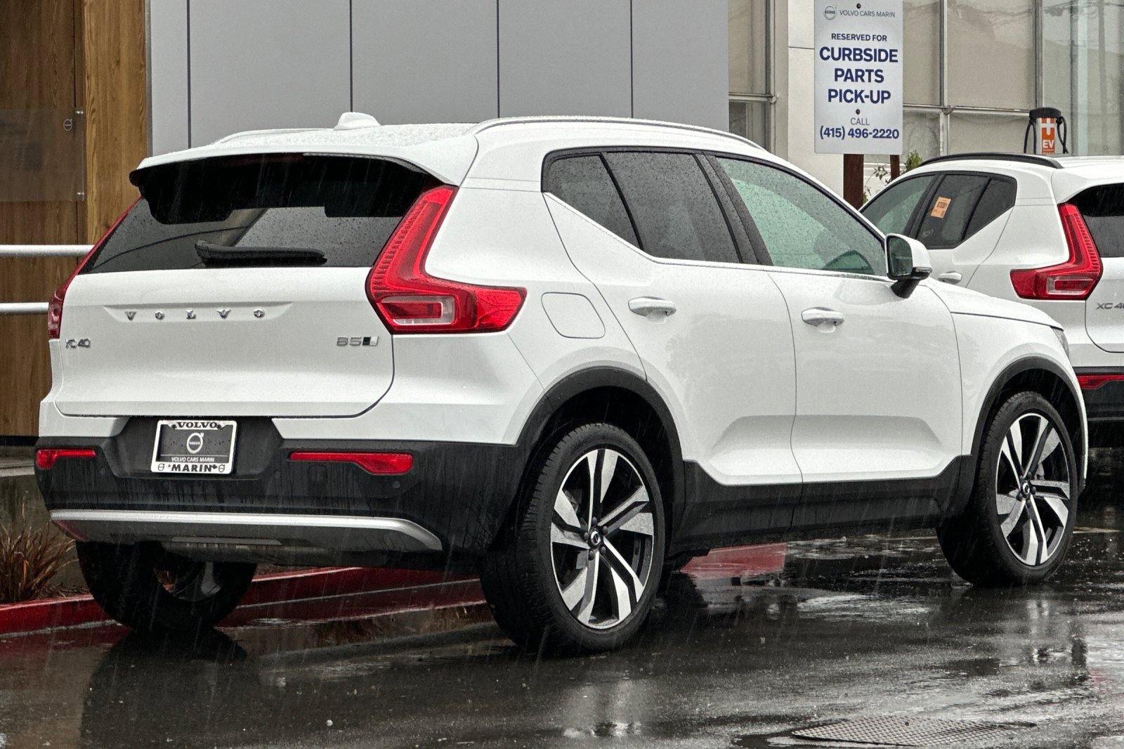 Used 2023 Volvo XC40 B5 Ultimate w/ Protection Package Premier image 2